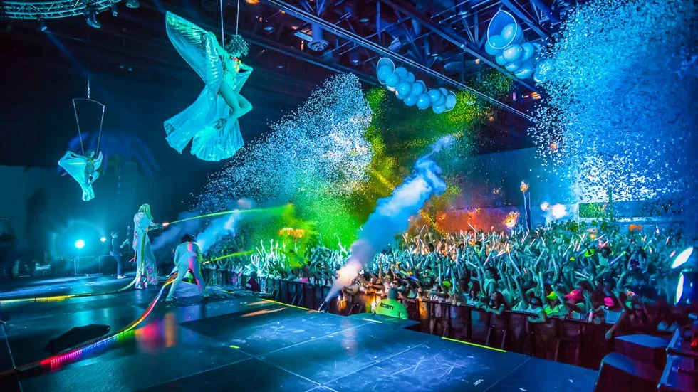 Dj:s, akrobater, pyroteknik och färgbombning kännetecknar housefestivalen.