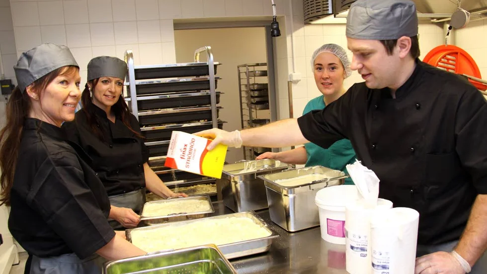 Premiär. Madeleine Eklund, Yvonne Olofsson, Caroline Köhler och Andreas Nylén förbereder den skollunchen i det splitternya köket.