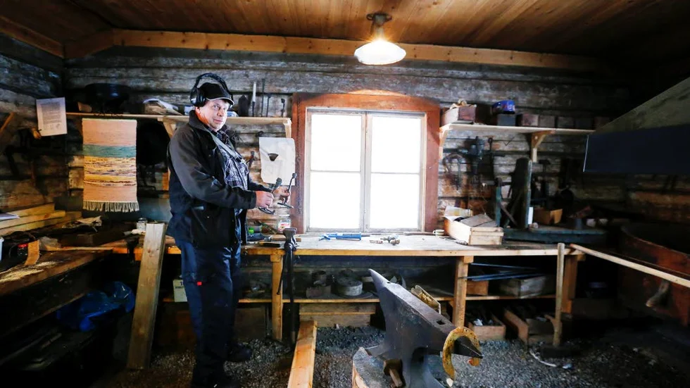 Smedjan. I smedjan finns maskiner och verktyg från 1902 som används än i dag. Ingmar Lindberg visar två ljusstakar som tillverkats här.