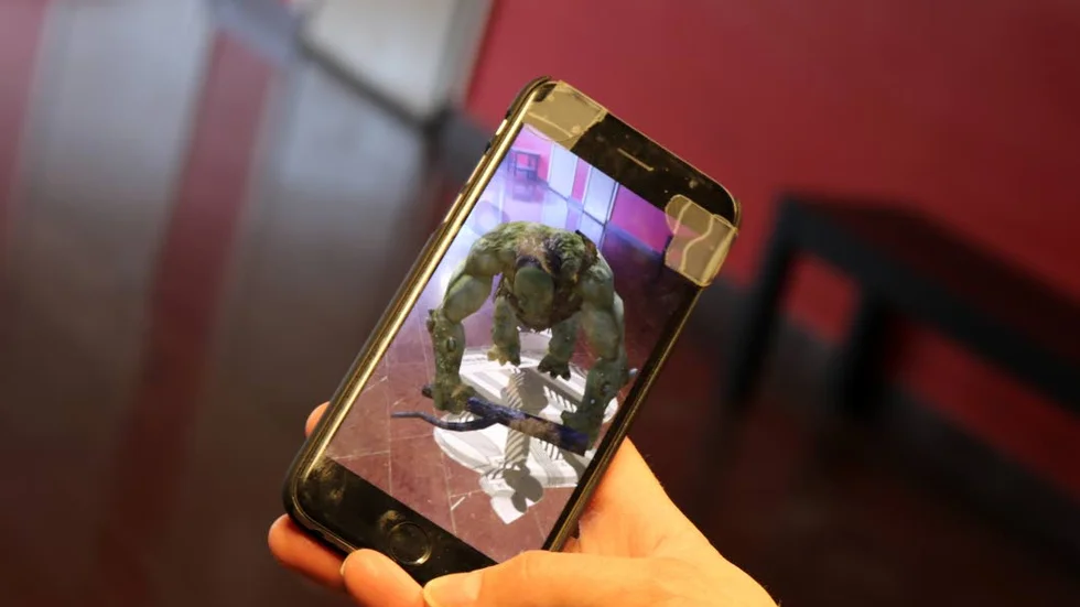 Smartphones. Med hjälp av smartphones får besökarna interagera med konstverken.