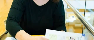 Syriska Yousra får hjälp att träna svenska