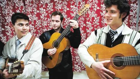 Risto Lindberg, Mertsi Lindberg och Kyösti Lindberg spelar traditionell romsk musik. Risto är under utbildning på gitarr                    och kan så småningom ansluta till bandet Mertzi & Terno Drom. De två andra gitarristerna är två av grundmedlemmarna. FOTO: Kurt Engström