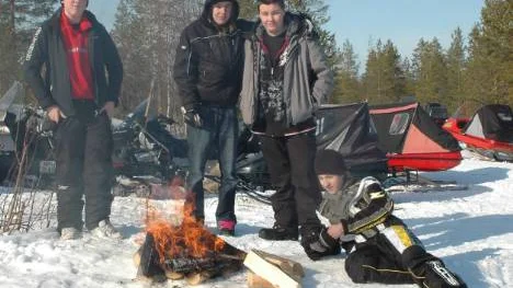 Linus Bergman, Christopher Henriksson, Daniel Johansson och Gunnar Mayol kör ofta upp med skoter på Granåberget. I går fick de för första gången bevittna en gudstjänst på berget.