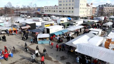 På marknadssöndagen vågade sig solen fram, och bitvis var vädret riktigt bekvämt både för knallar och besökare. FOTO: HANS L. OLOFSSON