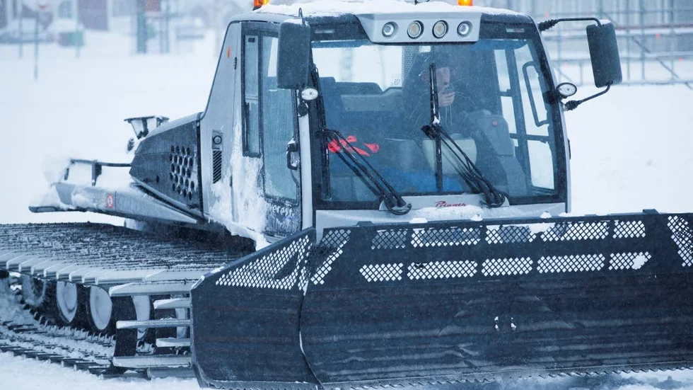 MÄKTIGA MASKINER. Med hjälp av toppmoderna pistmaskiner prepareras banan på Nyborgsvallen.