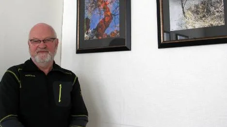 Per-Martin J?ger tar sig tid att stanna upp för att upptäcka detaljer. I denna bild har han jobbat med naturens egen spegelbild i is och vatten. FOTO: Maria Ödalen