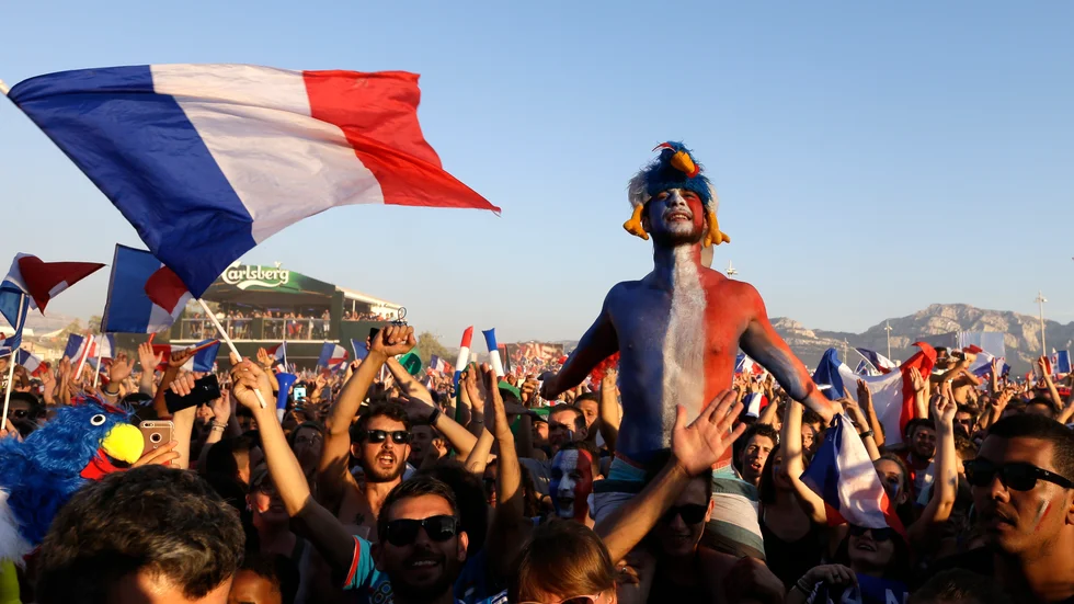 Franska fotbollssupportrar i Marseille laddar i en fan-zon inför EM-finalen i fotboll 2016. EM var tilltänkt som mål för de terrorister som fyra månader tidigare dödade 32 personer i Bryssel. Arkivbild.