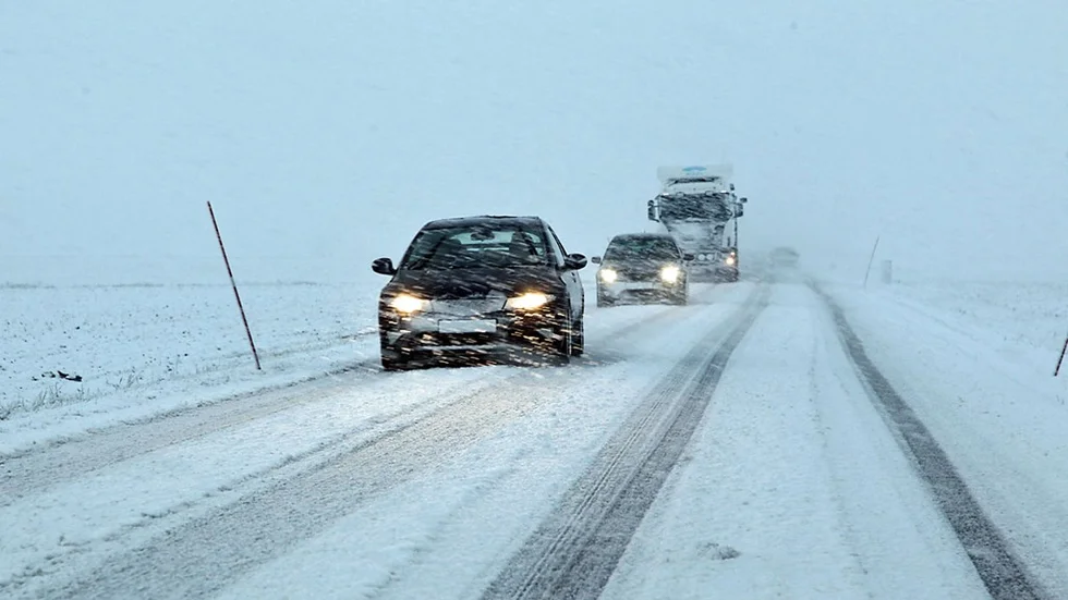 Det råder besvärligt väglag runt om i Östergötland. Den här bilden är från Fornåsavägen i höjd med Österstad.