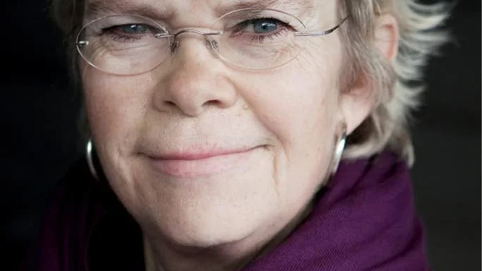 Annika Sjögren bor i Härnösand, där också hennes bok utspelar sig. Hon arbetar som lågstadielärare.