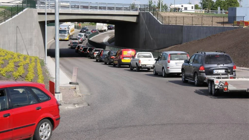 Nya Tanneforsvägen klockan 16.30. I andra änden på den här kön finns en nybyggd rondell. Ungefär en halvtimme tar det att komma fram.
