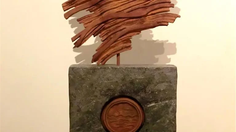 Make waves, stengodsskupltur av Frank Olsson.