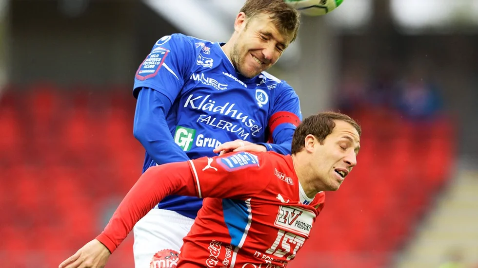 Åtvidabergs Daniel Hallingström mot Östers Kenny Pavey.