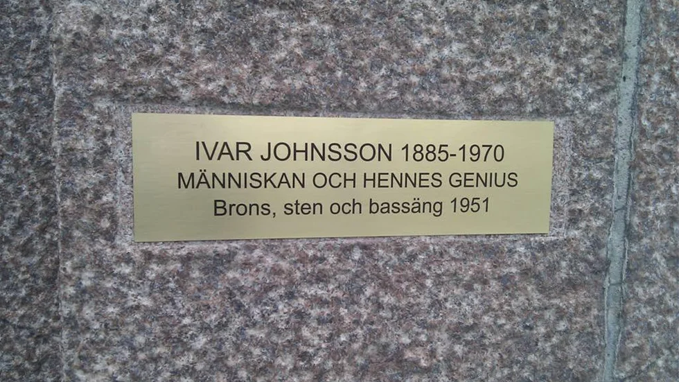 Nya skylten är på plats på skulturpelaren. Nu heter den den "Människans och hennes genius".
