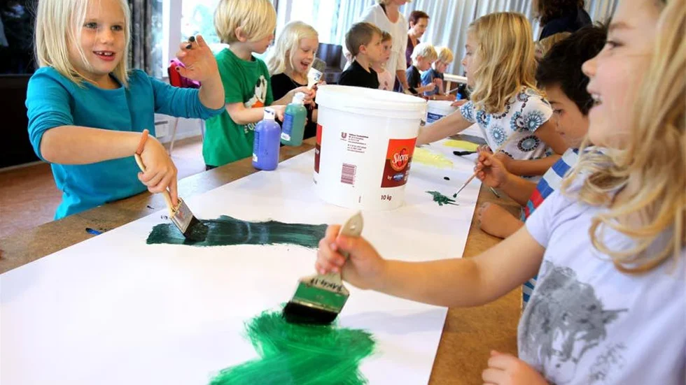 Ellen Leinar målar både med pensel och fingrar tillsammans med sina klasskamrater från Södra skolan i Motala.