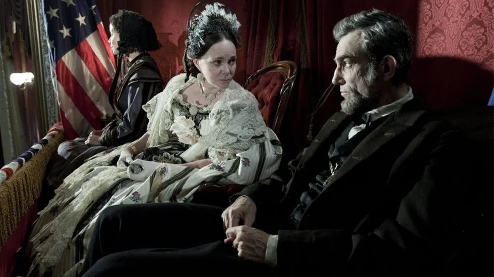 Abraham Lincoln på film. Spelad av Daniel Day-Lewis, hustrun spelas av Sally Field.