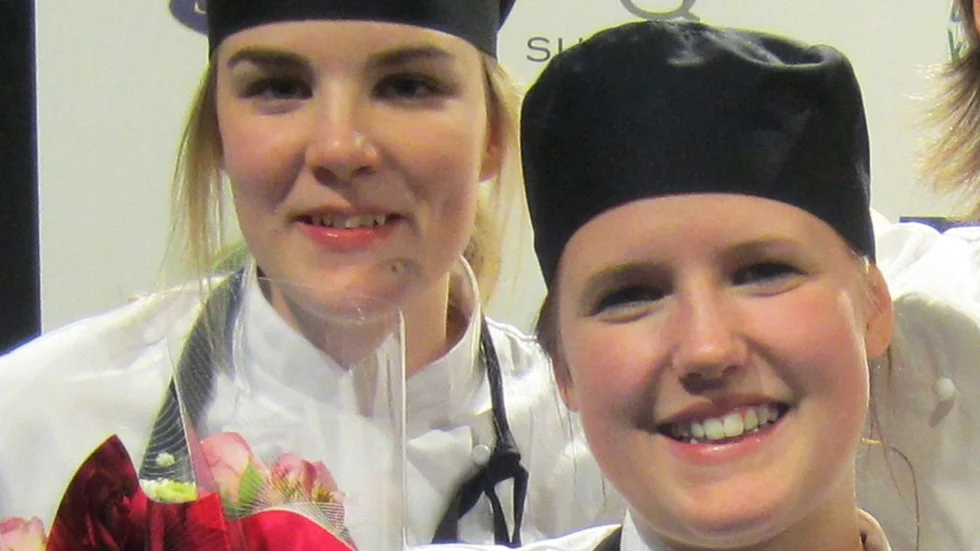 Emelie Johansson med segerbuketten. Bästa kompisen Frida Forsén, bakom henne, blev trea.