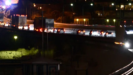 JÃNKÃPING 2012-12-04 
Trafiken leds om pÃ¥ E4:an norrut vid Huskvarna pÃ¥ tisdagskvÃ¤llen efter en olycka med tre lastbilar. En trafikolycka med tre lÃ¥ngtradare inblandade orsakade vid 20.30-tiden totalstopp pÃ¥ E4 i norrgÃ¥ende riktning mellan Huskvarna och GrÃ¤nna. En lÃ¥ngtradare hamnade pÃ¥ tvÃ¤ren Ã¶ver bÃ¥da kÃ¶rfÃ¤lten, varpÃ¥ de tvÃ¥ andra lÃ¥ngtradarna kÃ¶rde in i den.
 En och en halv timme efter olyckan jobbade bÃ¤rgare med att fÃ¥ Ã¥tminstone ett av kÃ¶rfÃ¤lten fritt fÃ¶r trafik, sÃ¥ att de vÃ¤ntande fordon som var nÃ¤rmast olyckan skulle kunna passera. Ãvrig trafik leddes om via gamla riksettan. En av lÃ¥ngtradarfÃ¶rarna fÃ¶rdes till sjukhus.
Foto: Mikael Fritzon / SCANPIX / Kod 62360