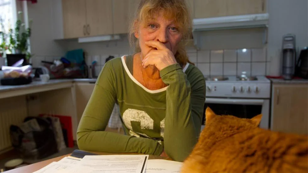 Maya Svensson, Linköping, fick tänderna utsparkade på jobbet för två år sedan. För att få tandraden återställd riskerar hon att få ligga ute med omkring 10 000 kronor.
