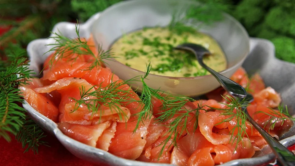 Gravad lax med hovmästarsås lönar sig att göra själv. Gravningen av laxen är inga märkvärdigheter men tar en knapp vecka i sin helhet. 
Foto: Dan Strandqvist