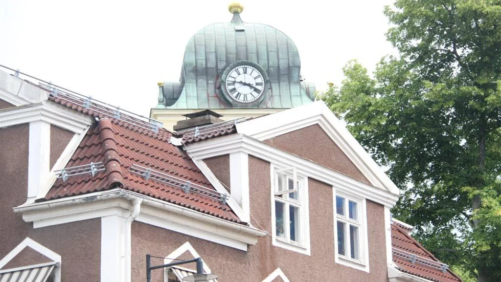 Kyrkklockan i Mjölby står still.