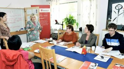 Inger Ashing, till vänster, och Elisabeth Dahlin diskuterar med de lokala politikerna Nina Berggård (V) (med ryggen mot kameran), Yvonne Stålnacke (S), Camilla Hansen (C) och Jonas Brännberg (RS). "Det är av största vikt att barnen snabbt kommer med i ett socialt sammanhang", säger Dahlin. FOTO: Bengt-Åke Persson