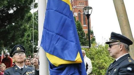 Eric Aunes är drygt 80 år och har varit med och hissat flaggan i stadsparken ungefär 20 gånger. I går gjorde han det för sista gången med hjälp av Karl-Axel Wiklund.