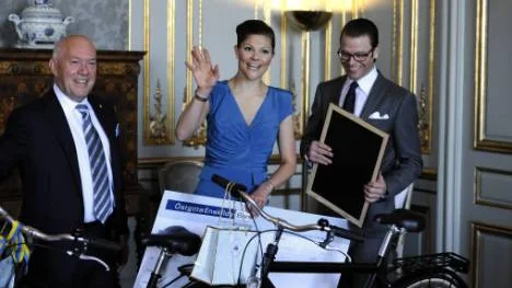 Kronprinsessan Victoria och Daniel Westling tar emot två specialdesignade cyklar av Salvatore Grimaldi, från Grimaldi Indistries AB. FOTO: ANDERS WIKLUND