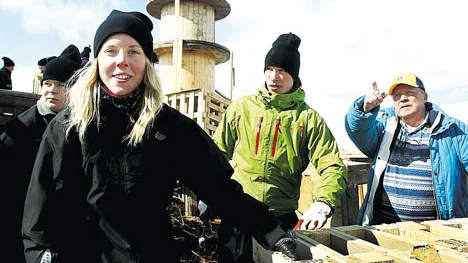 Elever från byggprogrammet hjälper till att bygga en rekordhög majbrasa i Kiruna. Jennifer Lindgren, Tom Olofsson och initiativtagaren Relle Brynefall har brått att färdigställa verket.FOTO: Alexander Linder