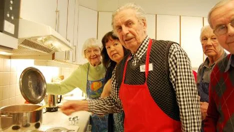 På Erikslundens dagverksamhet har man myntat ett nytt uttryck, "Ju fler kockar, dess bättre soppa." Inga-Greta Säberg lyfter på locket för att Sirpa Savikko, undersköterska, och  Rune Boström ska se hur köttsoppan artar sig.FOTO: Nina Pettersson