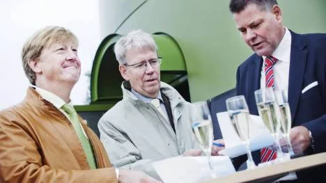 Piteås kommunalråd Peter Roslund och Tomas Abramsson från Enervcon skriver under avsiksförklaringen som på sikt kan ge Piteå 400 jobb.  Miljöminister Anderas Carlgren övervakar. FOTO: Maria Ekman