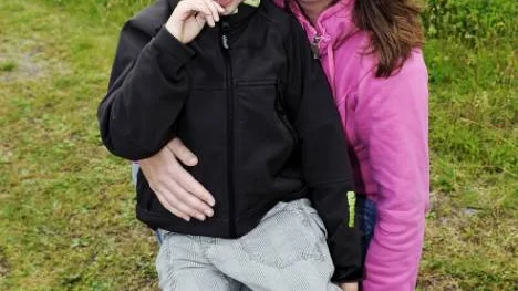 Johanna Niva-Lind är mycket kritisk till hur Luleå taxi sköter skolskjutsen för sonen Arvid, 7, som är autistisk och utvecklingsstörd. "Med ett funktionshindrat barn är det tillräckligt tufft att få vardagen att fungera. När sedan sådana här saker inte  sköts som de ska och man hela tiden måste vara orolig och bråka så blir det jobbigt", säger hon.FOTO: Bengt-Åke Persson