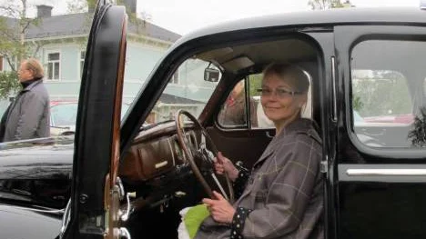 Det står fortfarande en doft av läder och ädelträ i familjen Heinos Austin A 70. På bilden Anki Heino. FOTO: John Filipsson