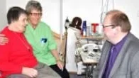 Hilja Polkvist trivs på Särkivaaragården, tillsammans med Pirjo Mattila och den övriga personalen. Här träffar hon Kenneth Johansson som förrättade den efterlängtade invigningen.                                                                                                            FOTO: Lotta Nilsson