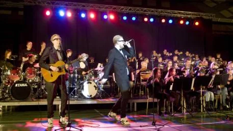 Anders och Johan Rensfeldt från Movits! tillbaka från USA avslutade ett projekt tillsammans med högstadieelever med en bejublad konsert i Hildursborg.