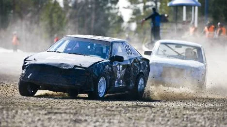 Rallybrudar i farten. Maria Persson från Lappmarkens MK ligger en halv längd före Carolina Ask från Luleå MS. Kristi Flygarracet i folkrace i Luleå är ett säkert vårtecken. "Jag har en startsnabb bil", säger Persson efter tävlingen.