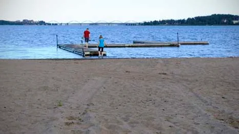 Hjulspåren från ambulansen som hämtade den omkomna pojken syns på stranden.