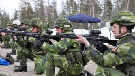 Här övar Gällivarekompaniet i att gå ner i eldställning.FOTO: K-L Sundqvist