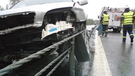 Singelolycka på E4 strax söder om Råneå. En Volvo V40 rammade mitträcket och blev hängande i varjrarna. Ingen människa skadades.