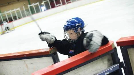 Mathias Wikudd, 9, från Sundsvall var i god form på isen trots att han bröt benet i februari.FOTO: Maria Ekman