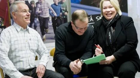 Belåtna miner över det förlängda avtalet mellan lokaltrafiken  i Luleå och den kommunala skolan. Sture Bryggman, skolchef, Ange Björk, verkställande direktör i LLT och Maria Lundgren, för- och grundskolechef. FOTO: Eva Sjögreen