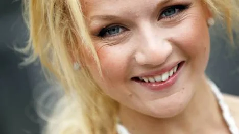 Anna Bergendahls framträdande i schlager-EM är betydligt lugnare än de flesta andra artisternas. Men hon är inte rädd att försvinna: "Det är till min fördel att det är så avskalat, för det är det enda jag kan göra", säger Anna.