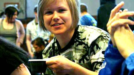 En överraskad världsmästare firar guldmedaljen och världsrekordet med en stilla kopp kaffe. Men när styrkelyfterskan Nina Eriksson kommer hem till Kiruna blir det andra bullar.