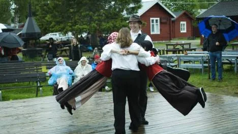 En riktig sväng om. Spelmansstämman på Hägnan bjöd på dansuppvisningar.FOTO: Maria Ekman