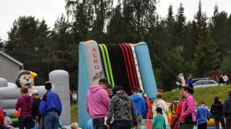 En av barnfestivalens stora dragplåster var kardborrväggen. Alla barn, och några vuxna, passade under dagens gång på att dra på sig de specialgjorda kardborrdräkterna och slänga sig mot väggen där de fastnade med breda leenden.FOTO: Catrine Johansson-L