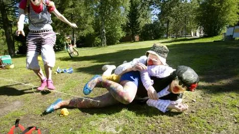 Ute och cyklar heter en av Lule Stassteaters sommarsatsningar - Emma Löfström, Mika Eronen och Nettan Öhrvall är clowner på tigerjakt.