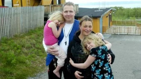Mikael och Tanja Otrel med barnen Tindra, 4, och Emma, 10, har precis flyttat till Abisko och är en av många familjer som vill bygga hus. Kommunens planer på villatomter drar dock ytterligare ut på tiden.FOTO: HANS STERNLUND
