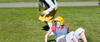 Med clownnäsor och gamla rockar