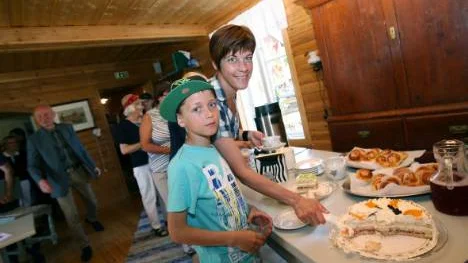 Tårta ska det så klart vara när man firar! Fråga bara Elias Pessa, 10 år och hans mamma Ann-Sofi Pessa från Haparanda.