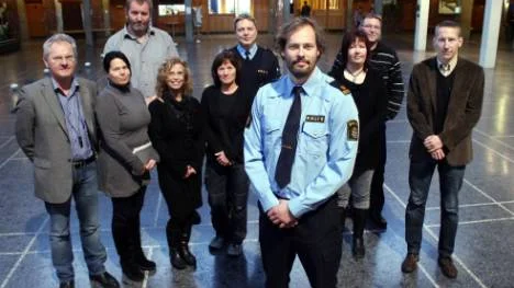 Brottsförebyggande rådet i Kiruna prydligt uppställt med områdespolisen Joakim Hagström i förgrunden. Övriga från vänster: Conny Persson, Anneli Taavola, Bengt-Göran Tervaniemi, Carola Johansson, Håkan Alselind, Maggie Falk, Jan Lundmark och Stefan Hämäläinen.FOTO: HANS STERNLUND