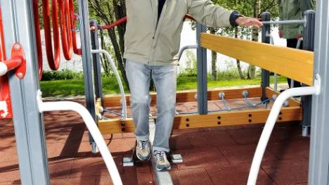 Helt utan att hålla i sig tränar Jakob Igeland sitt balanssinne. "Det är bra att det finns olika aktiviteter beroende på hur rörlig man är", säger han.